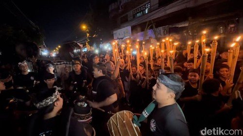 suasana takbiran di kota hali dan para pemuda hindu dan budha ikut merayakannya..