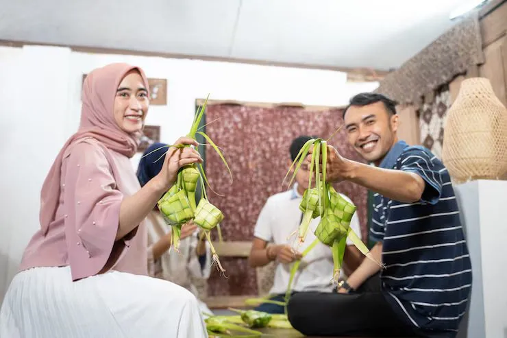 saah satu tradisi di indonesia saat lebaran adalah membuat ketupat.