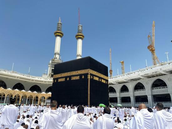 “Ka'bah di Masjidil Haram dengan jamaah haji melakukan tawaf di Makkah.”
